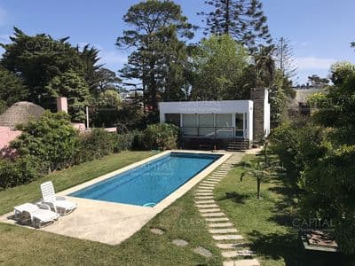 Casa en venta en playa mansa impecable de cuatro dormitorios