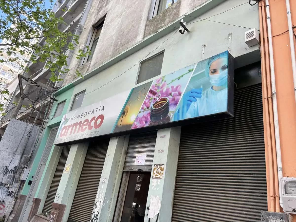 Alquiler Local Comercial De 200 M² + Casa Con Patio Verde Al Fondo En Pleno Cordón — foto 1