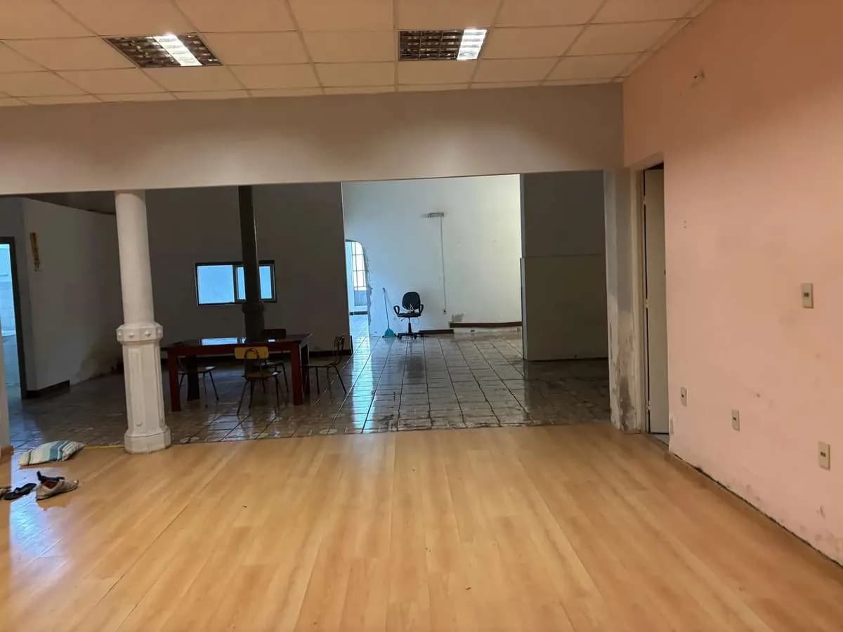 Alquiler Local Comercial De 200 M² + Casa Con Patio Verde Al Fondo En Pleno Cordón — foto 2