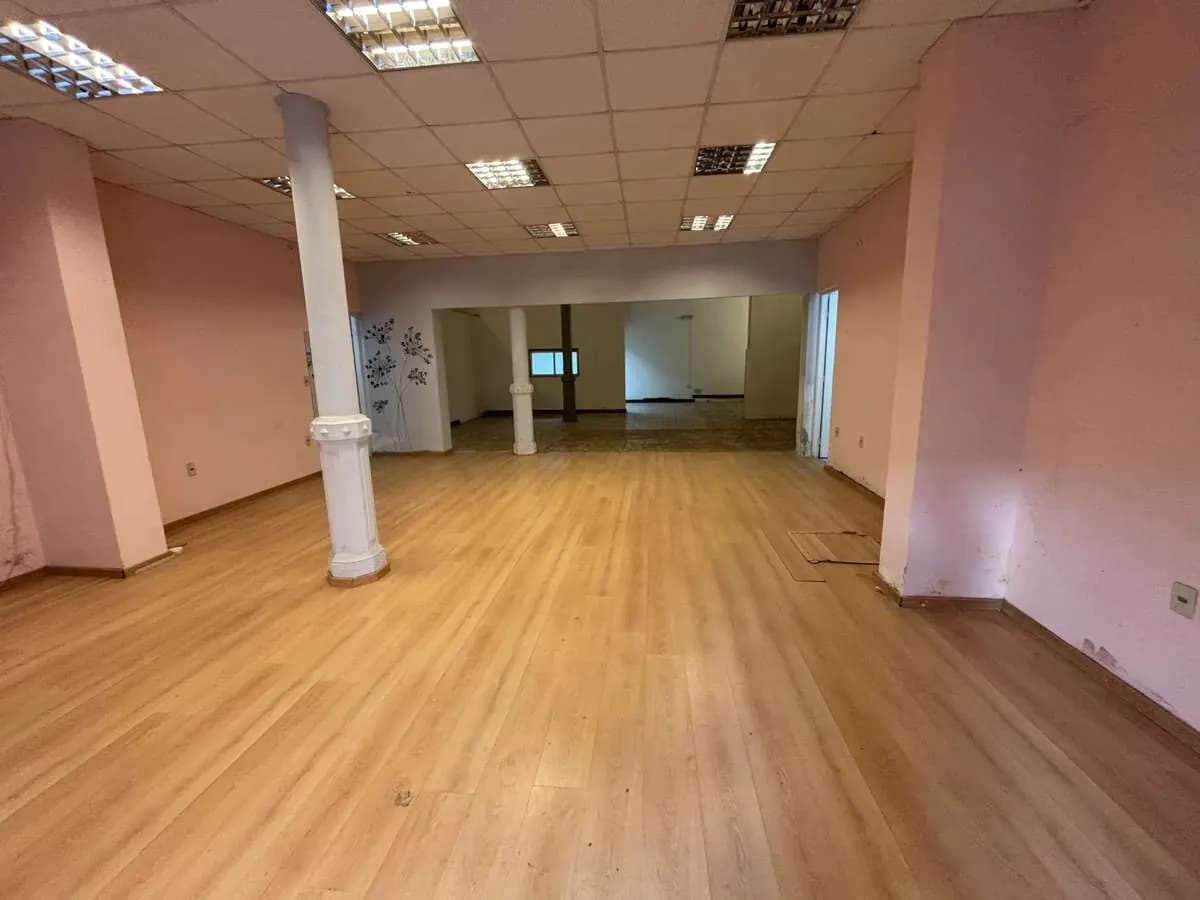 Alquiler Local Comercial De 200 M² + Casa Con Patio Verde Al Fondo En Pleno Cordón — foto 4