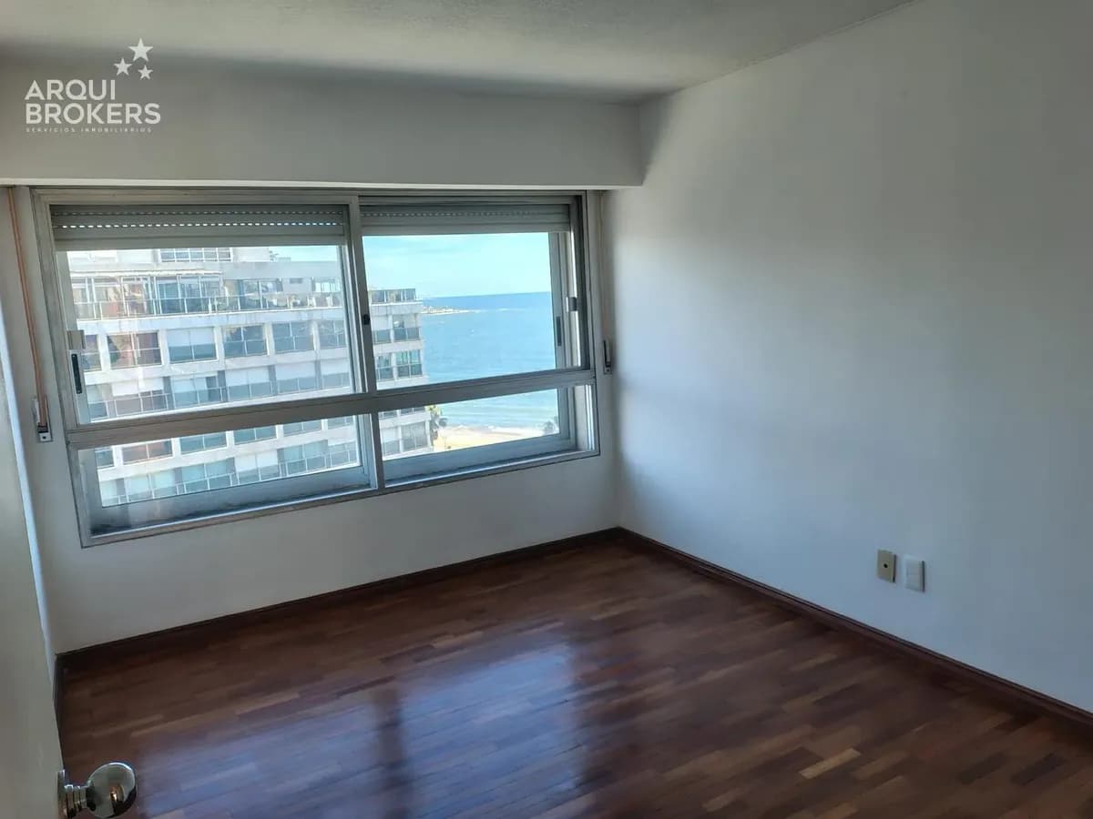 Apartamento De Tres Dormitorios Y Servicio En Alquiler En Pocitos Con Garaje — foto 1