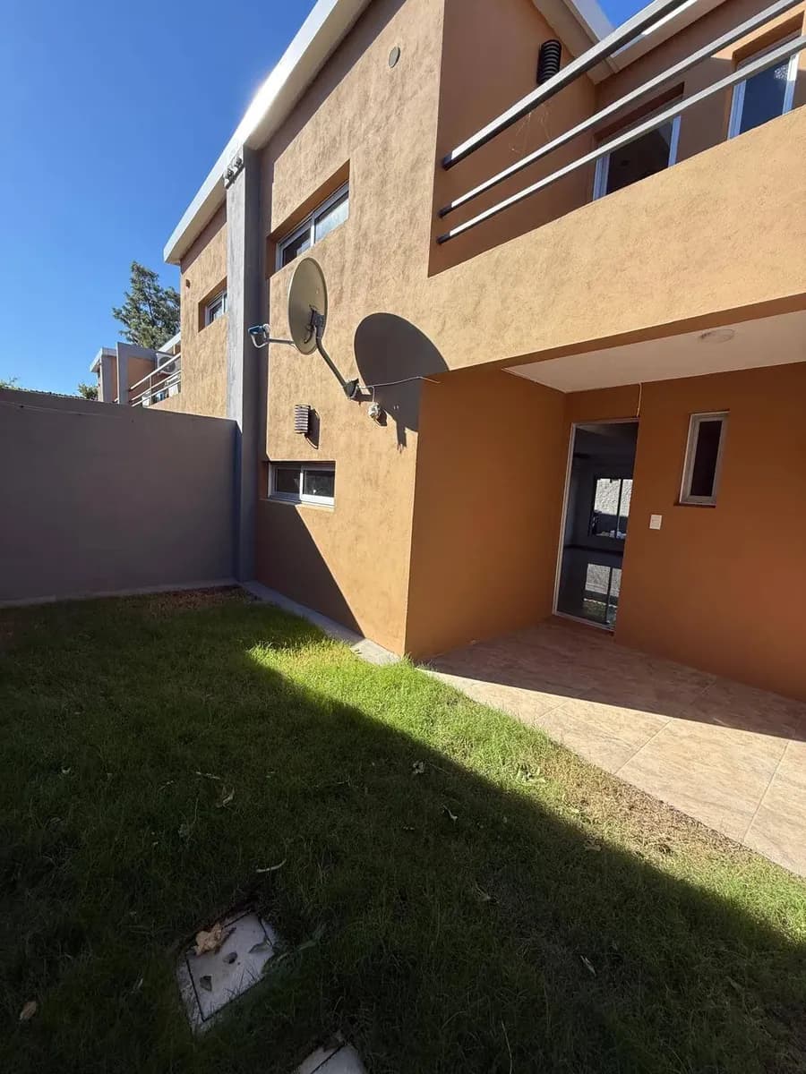 Alquiler. Hermoso Apartamento De 1 Dormitorio Y Jardín En Complejo Cerrado En Médanos De Solymar A Dos Cuadras De La Playa. — foto 1