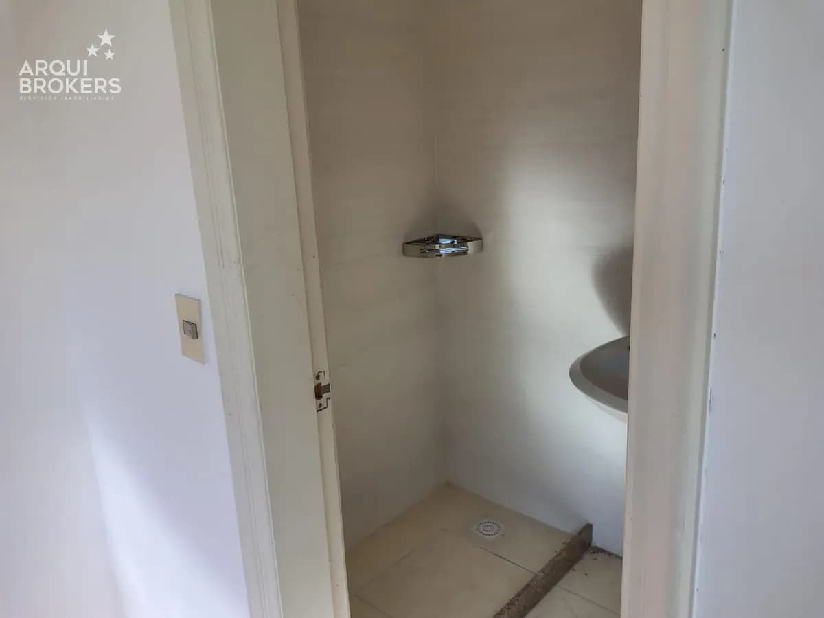 Apartamento De Tres Dormitorios Y Servicio En Alquiler En Pocitos Con Garaje — foto 2