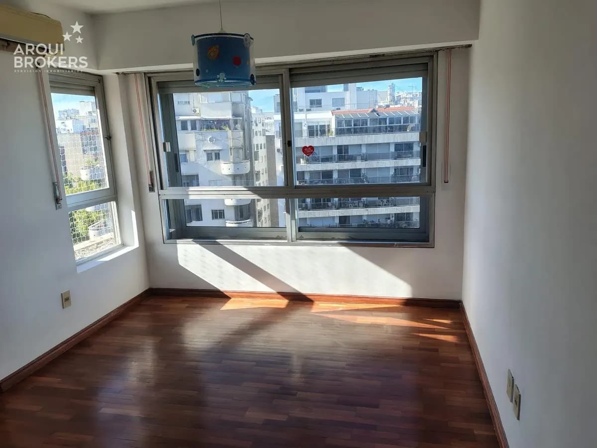Apartamento De Tres Dormitorios Y Servicio En Alquiler En Pocitos Con Garaje — foto 3