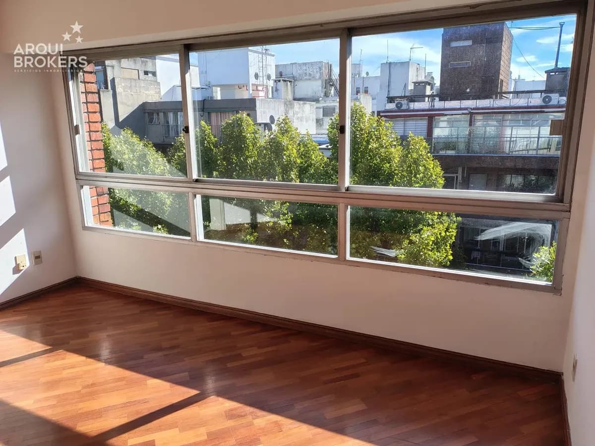 Apartamento De Tres Dormitorios Y Servicio En Alquiler En Pocitos Con Garaje — foto 4