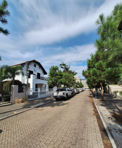 Alquiler de exclusiva residencia en calle rostand, carrasco