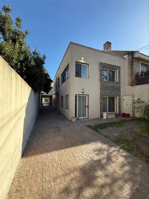 Casa en alquiler, 2 dormitorios y garaje doble, en prado.