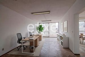 Venta de oficina con cocina definida en ciudad vieja