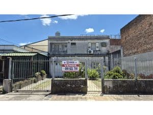 Casa independiente de altos. sin gastos comunes. construcción de estilo
