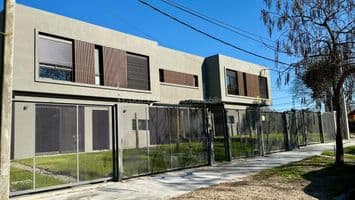 Hermosa y moderna casa en carrasco, zona colegios, 3 dormitorios, amplio fondo, gran barbacoa, piscina !! cocheras — foto 2