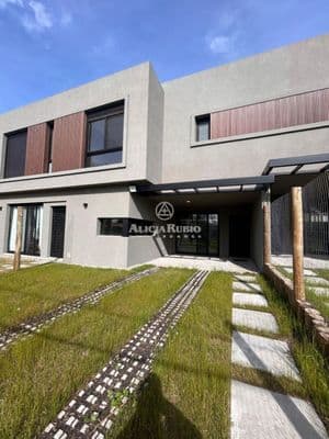 Hermosa y moderna casa en carrasco, zona colegios, 3 dormitorios, amplio fondo, gran barbacoa, piscina !! cocheras — foto 3