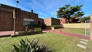 Muy buena propiedad en excelente ubicación de 3 o 4 dormitorios, 2 baños, amplio terrreno. en una planta. — foto 4