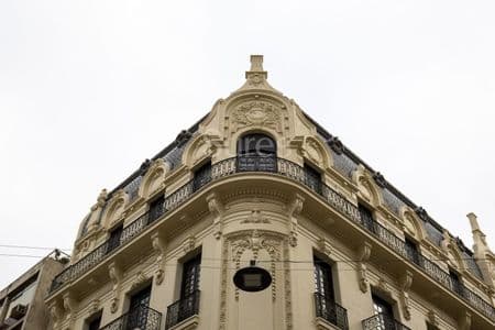 Edificio de oficinas reciclado en ciudad vieja