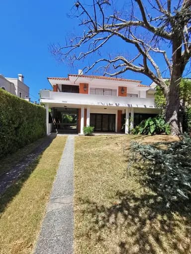 Gran casa - ideal embajada o empresa