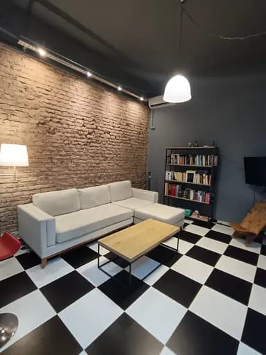 Casa de estilo, reciclada. 2 dormitorios, azotea con parrillero, a metros de la rambla.