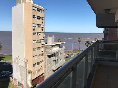 Elegante apartamento vista lateral al mar
