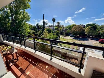 Apartamento en venta de 3 dormitorios con azotea de uso exclusivo y parrillero en carrasco sur