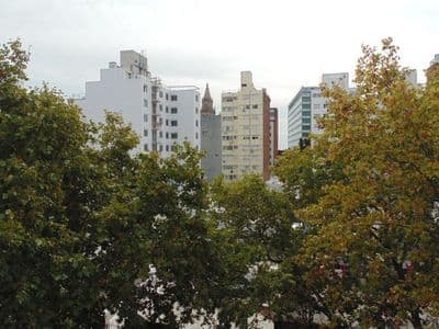 Impecable, piso alto muy soleado, con buenas terminaciones! en excelente ubicación céntrica a pasos de universidad y facultades.!!!