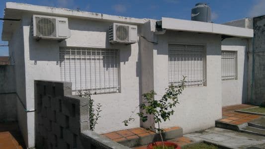 Exclusiva casa en alquiler, la blanqueada: 3 dormitorios, amplios patios y cochera privada.