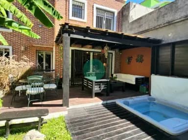Venta de estupenda casa en el puerto del buceo a metros del mar y del liceo frances