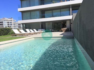 Venta y alquiler anual apto 3 suites y dep serv brava punta con piscina propia