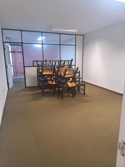Alquiler de oficina con cocina definida en ciudad vieja