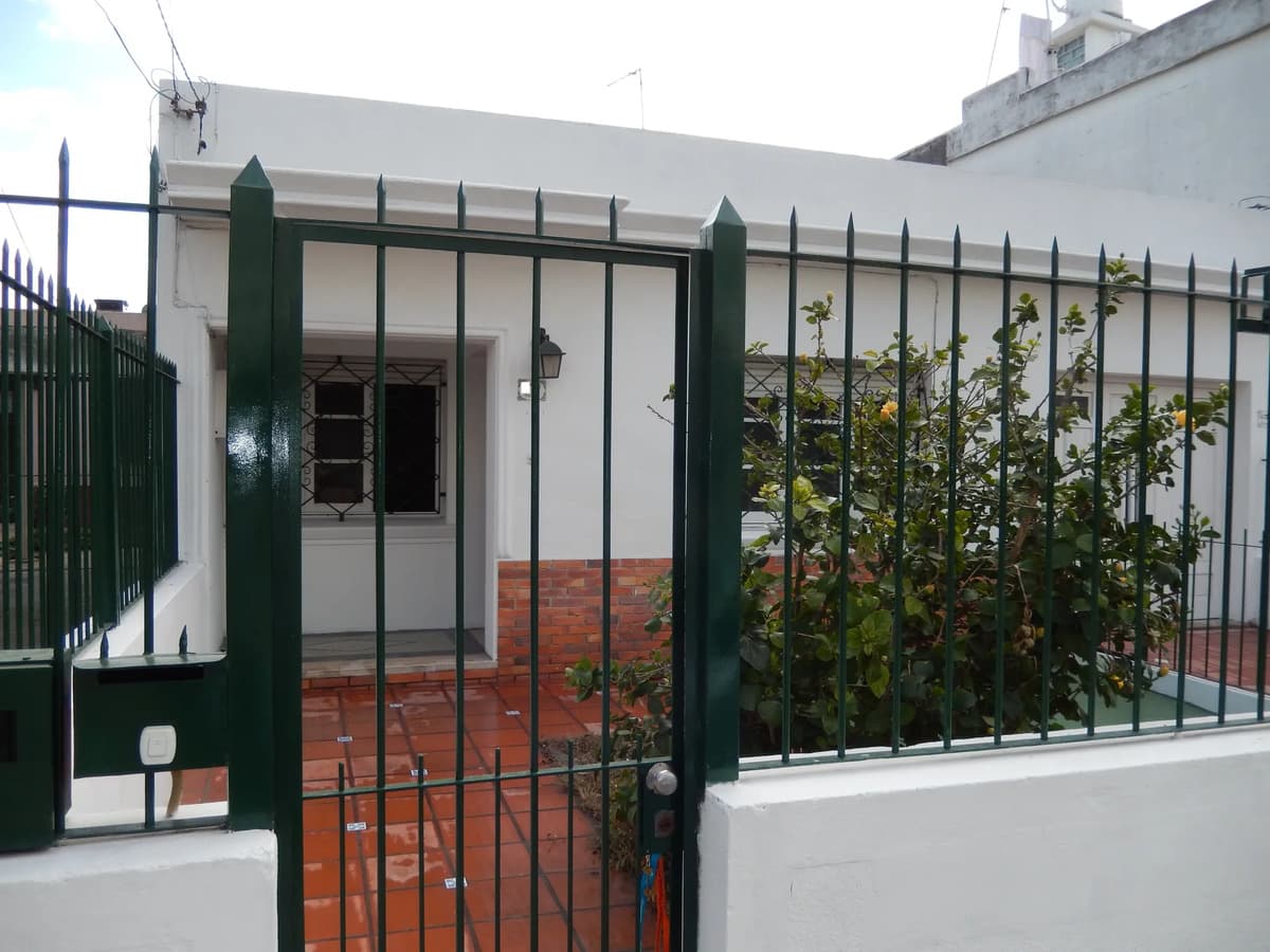 Casa Muy Luminosa De 1 Dormitorio Con Cochera En Buceo Malvin A 4 Cuadras Rambla