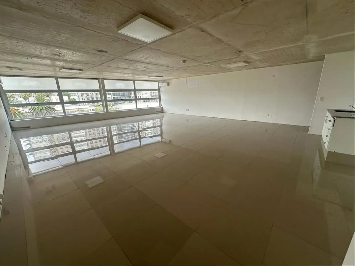 Parque Batlle Alquiler Magnífica Oficina Pïso 7 Al Frente, Amplios Ventanales, Muy Luminosa, 100m2 De Superficie, Garantías Solicitadas: Sura O Porto Seguro, Opcional: Alquiler Cochera