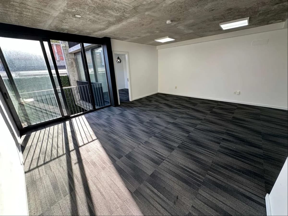 Pocitos Nuevo Alquiler O Venta Oficina 50m2, Muy Luminosa, De Finos Materiales Con Garaje En Muy Buena Ubicación, A Metros De Word Trade Center Y A 3 Cuadras De La Rambla