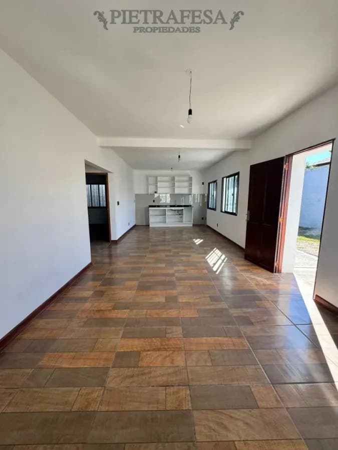 Casa En Alquiler, 2 Dormitorios, 1 Baño, Patio, Cochera. Solymar.