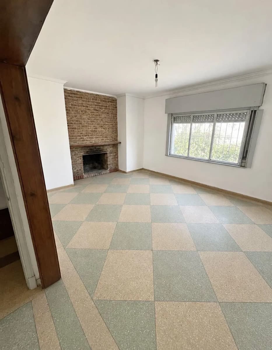 Alquiler De Casa ( 2 Dormitorios + Cochera + Patio + Parrillero)