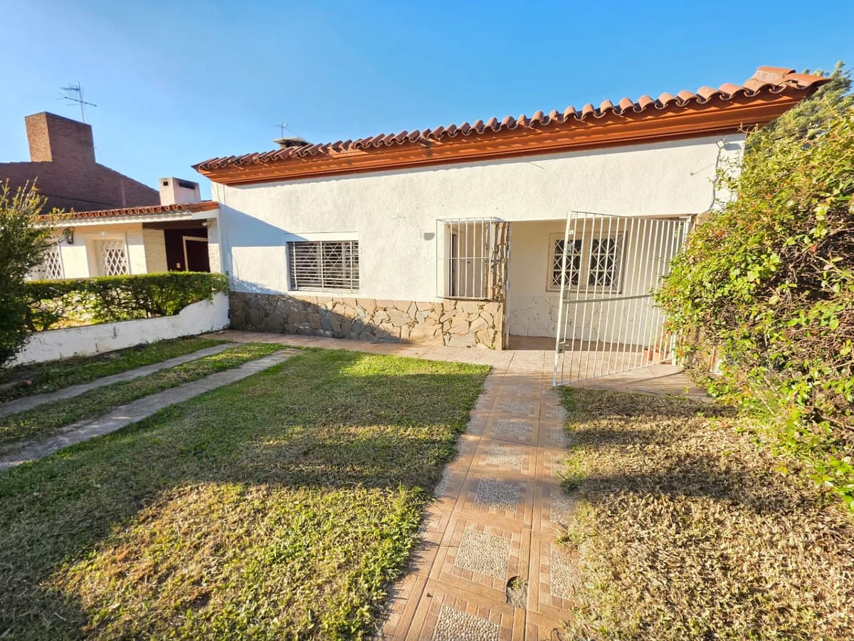Venta Casa Andres Gomez Malvin 2 Dormitorios Cocheras 100m Al Norte De Av Italia