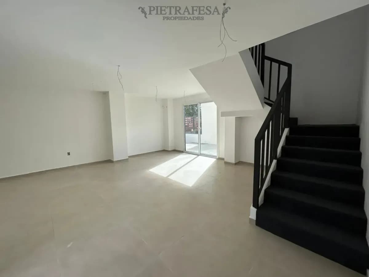 Casa Duplex En Alquiler, 2 Dormitorios, 1 Baño, Patio, Cochera. Malvin Norte.