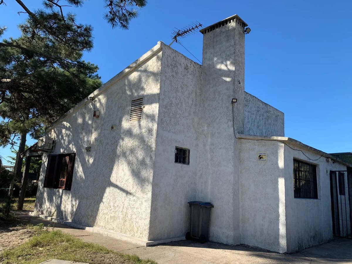 Casa En Alquiler Dos Dormitorios. Gran Terreno Con Excelente Zona A Metros De Giannattasio De Médanos De Solymar.