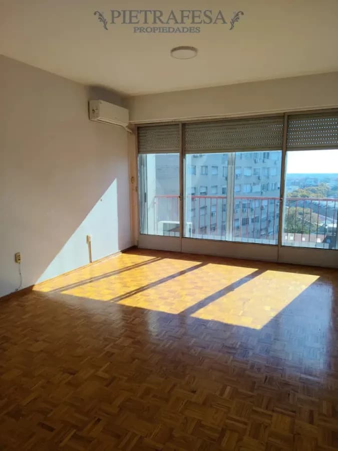 Apartamento En Alquiler, 3 Dormitorios, 1 Baño, Terraza. Tres Cruces.