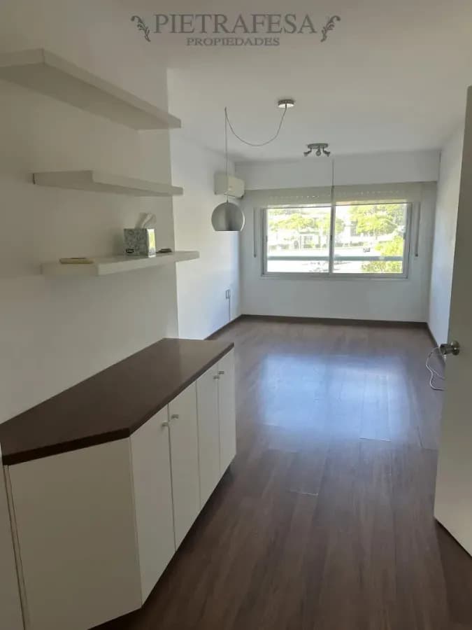 Apartamento En Alquiler, 2 Dormitorios, 1 Baño, Terraza Lavadero. Malvin.