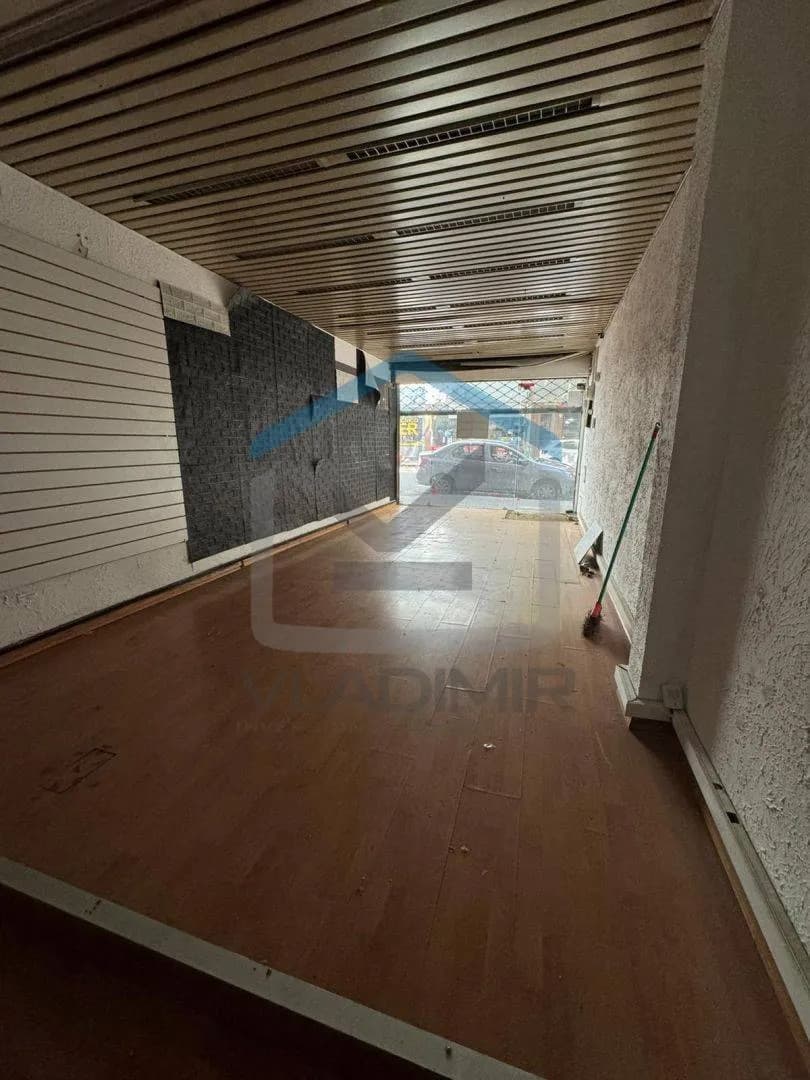 Alquiler De Local Comercial Sobre Colonia, Centro, Montevideo.