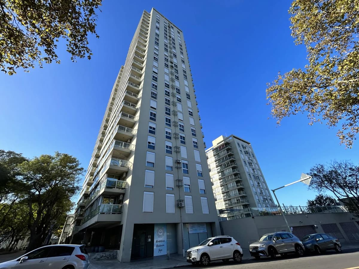Alquiler De Apartamento En Avenida Gonzalo Ramírez Con 1 Dormitorio Y Garaje En Barrio Sur