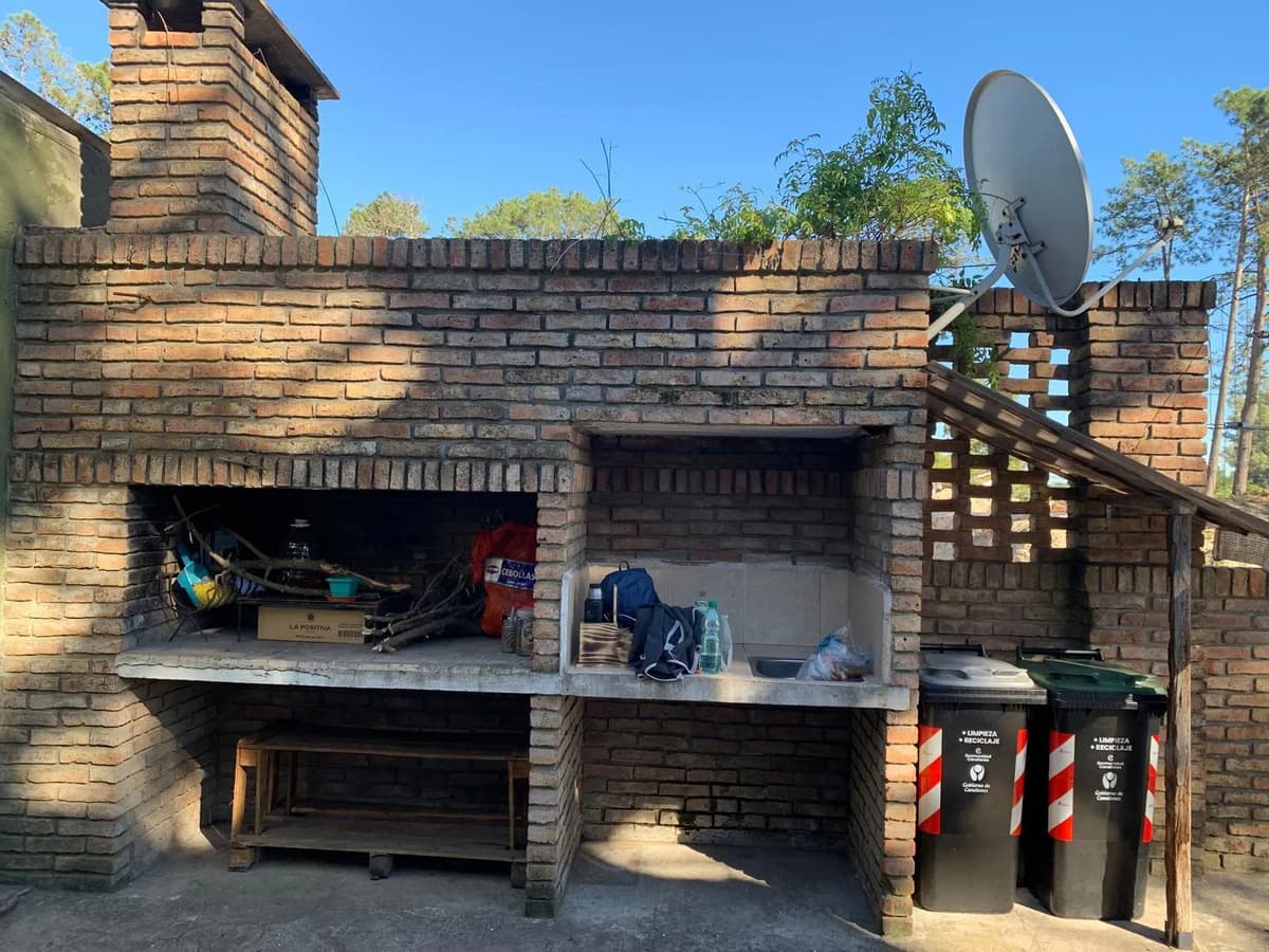 Casa En Alquiler Dos Dormitorios. Gran Terreno Con Excelente Zona A Metros De Giannattasio. Ciudad De La Costa.