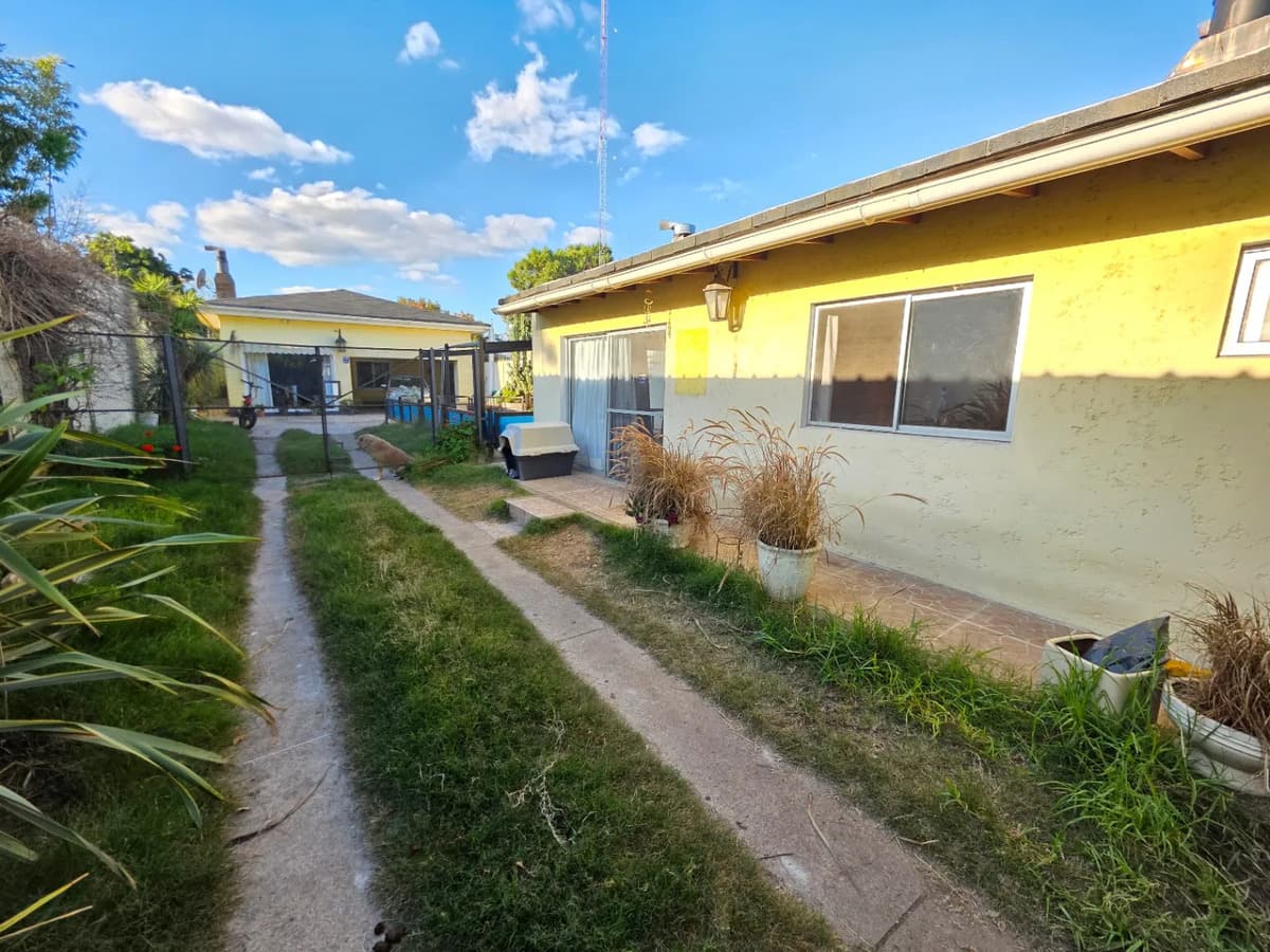 Casa En Venta En El Prado P.u. Con Gran Terreno, Cocheras, Piscina Y Barbacoa
