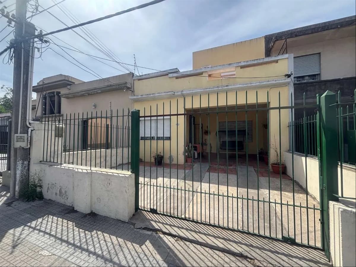 Venta Excelente Ubicación En Sayago. Casa Alquilada, De Dos Plantas, Cuatro Dormitorios Y Dos Baños. Patio Y Entrada Para Coche.