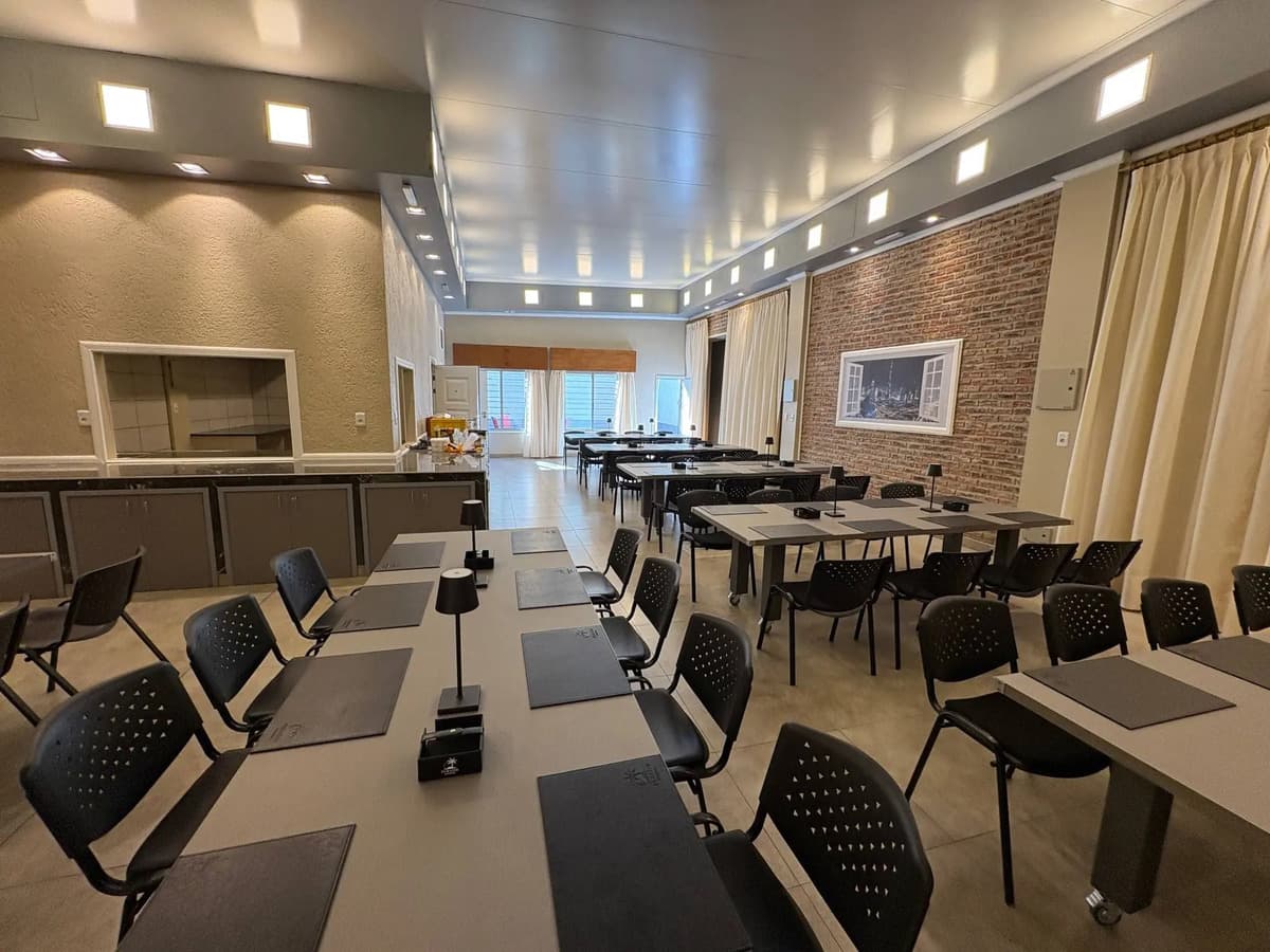 Alquiler - Local Comercial Ideal Para Salones De Fiestas, Pub O Restaurantes - Termopilas Y Bv. Batlle Y Ordóñez