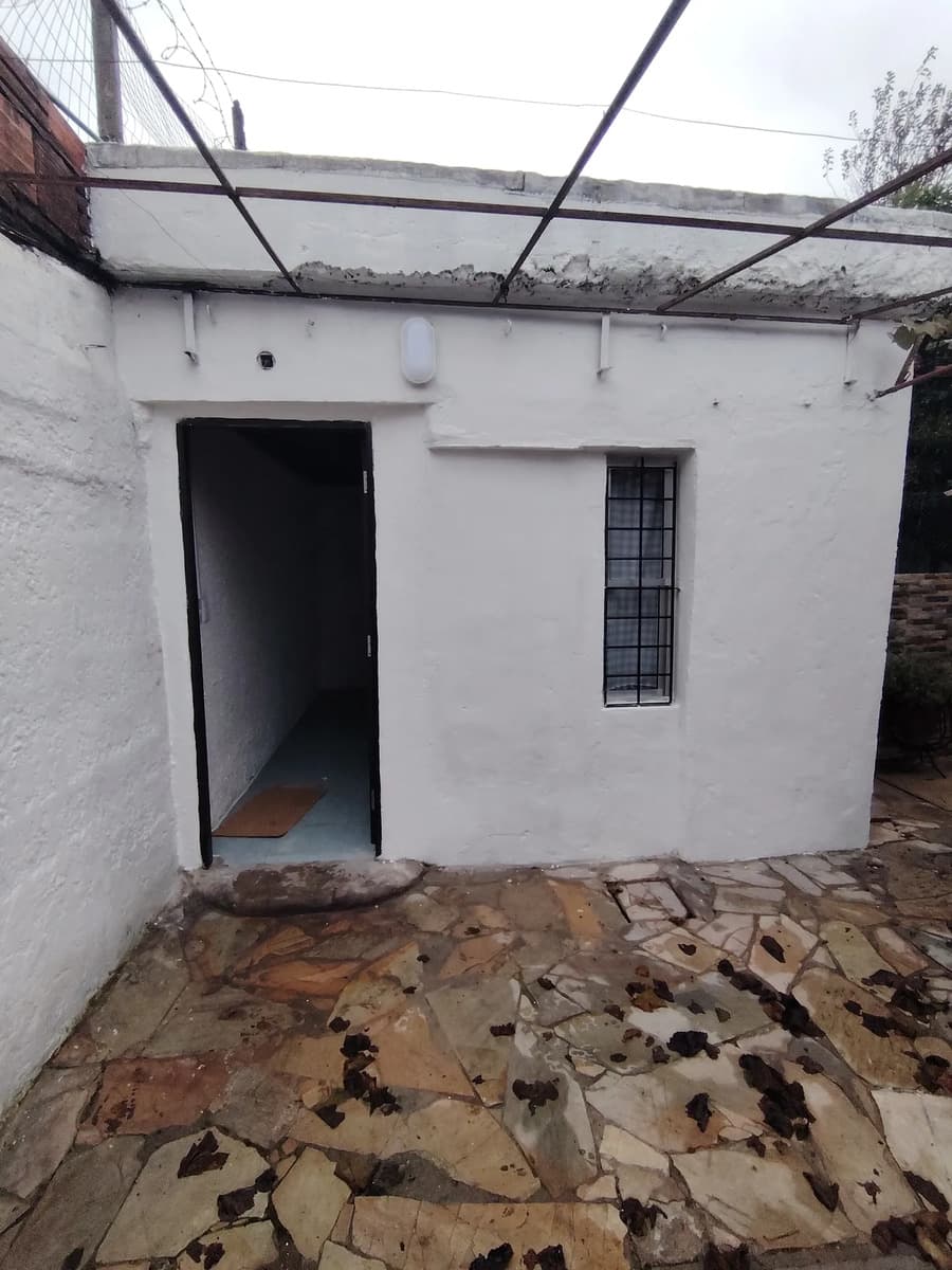 Casa Tipo Apto Reciclada Con Jardín.