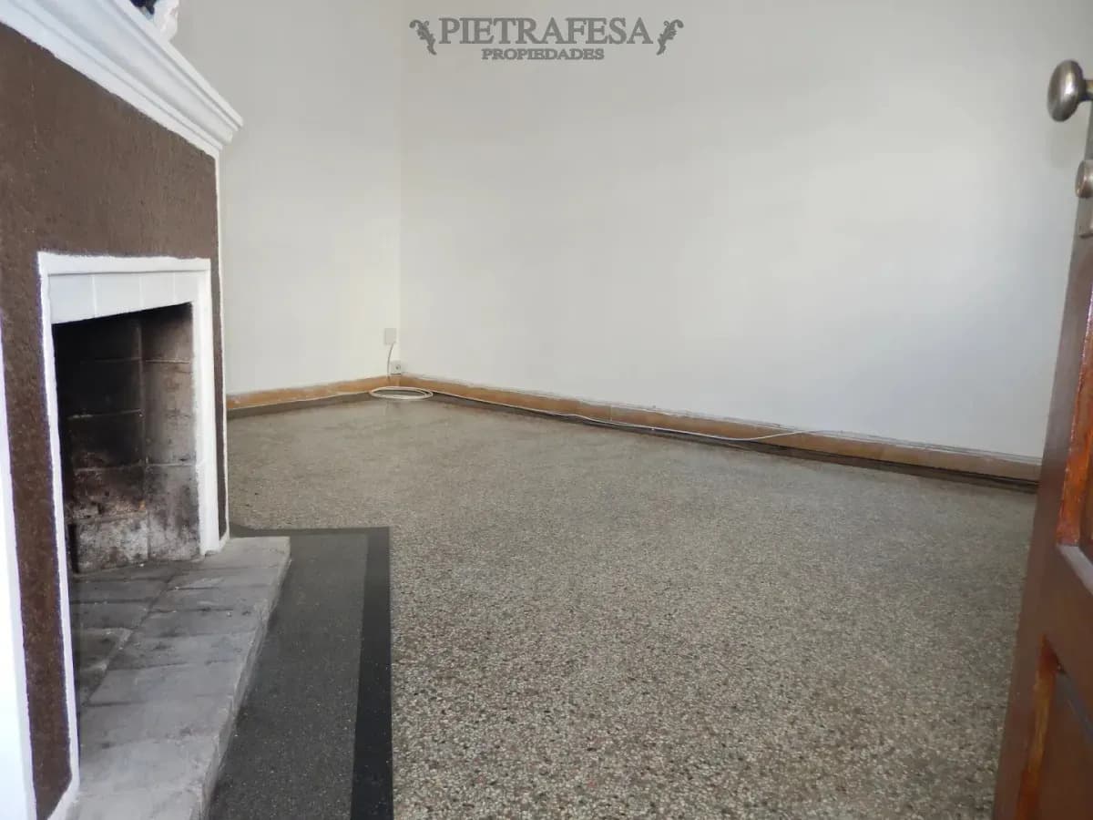 Casa En Alquiler, 1 Dormitorio, 1 Año, Patio, Cochera. Malvin.