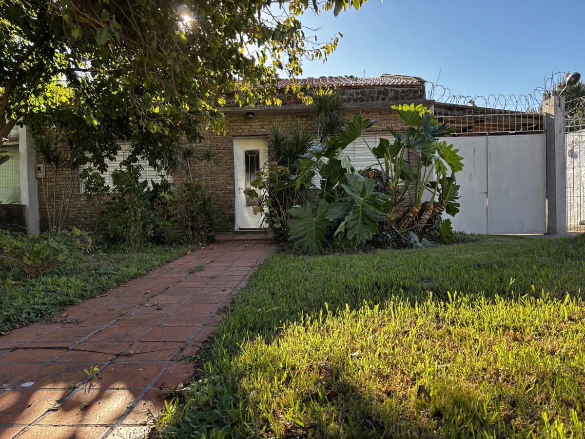 Casa 3 Dormitorios, 2 Cocheras, Parrillero Y 2 Patios