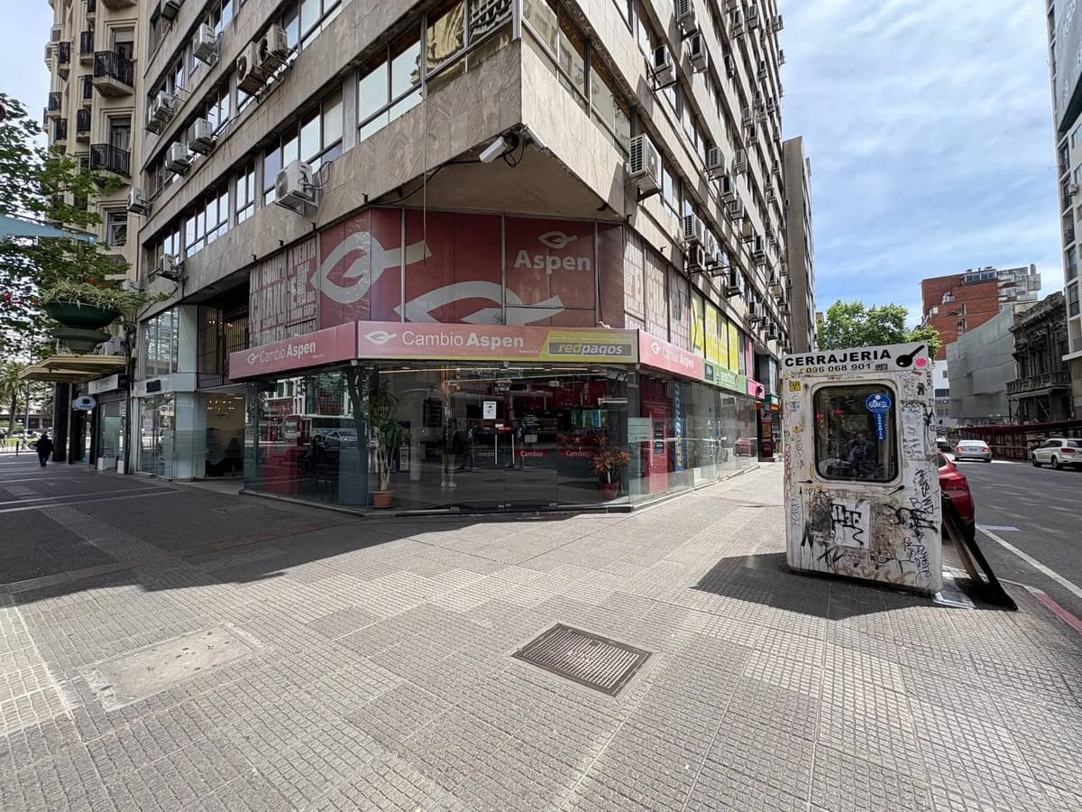 Alquiler - Local Comercial Esquina Con 15 M De Frente, 108 M2 Totales. Centro - Av. 18 De Julio Y Andes
