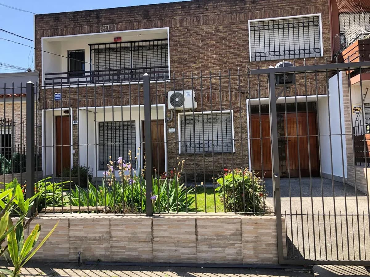 Casa En Alquiler De 4 Cormitorios Cochera Y Jardin En Malvin Nuevo