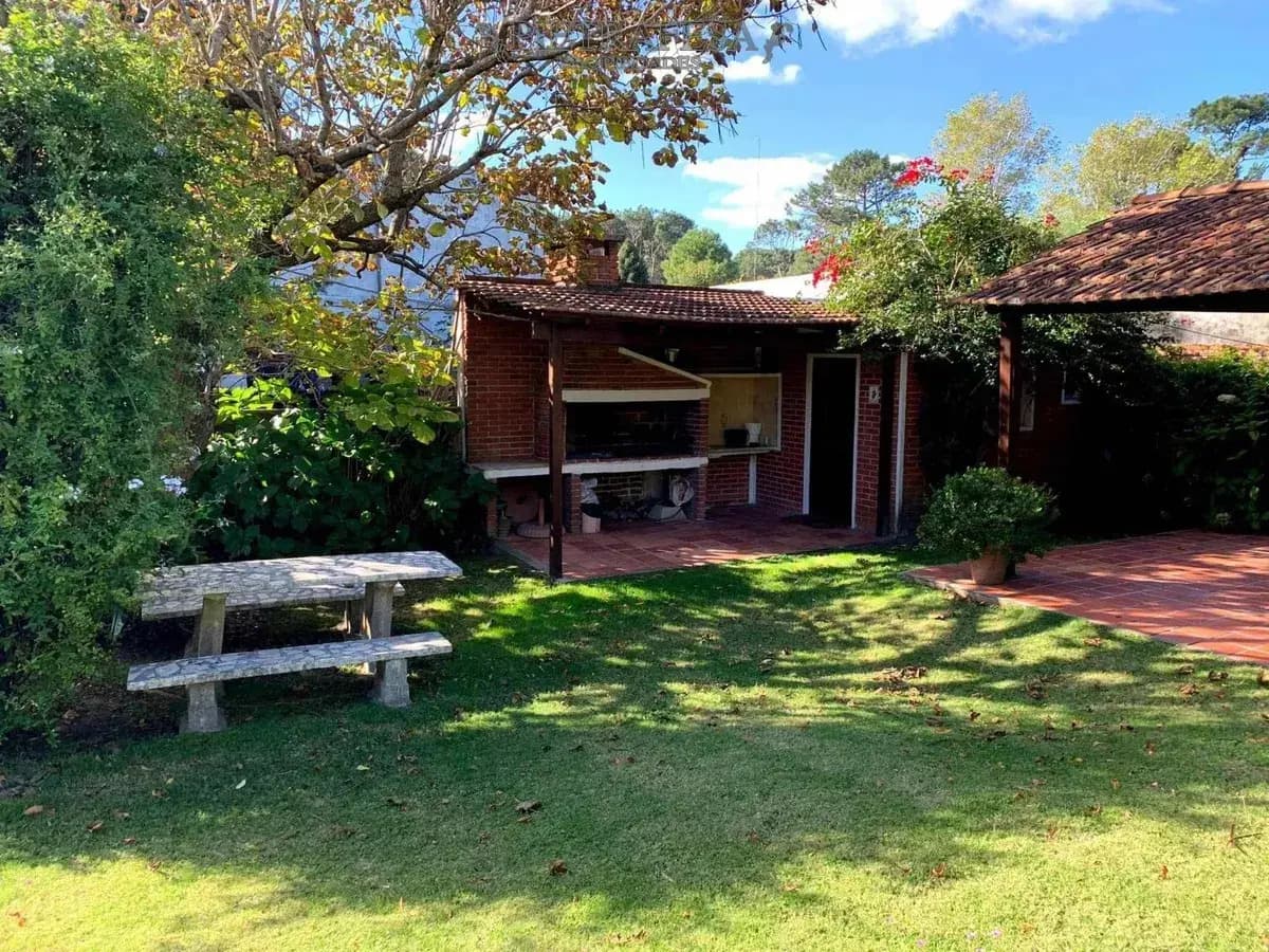 Gran Casa En Venta 3 Dormitorios, Piscina, Barbacoa-carrasco Norte