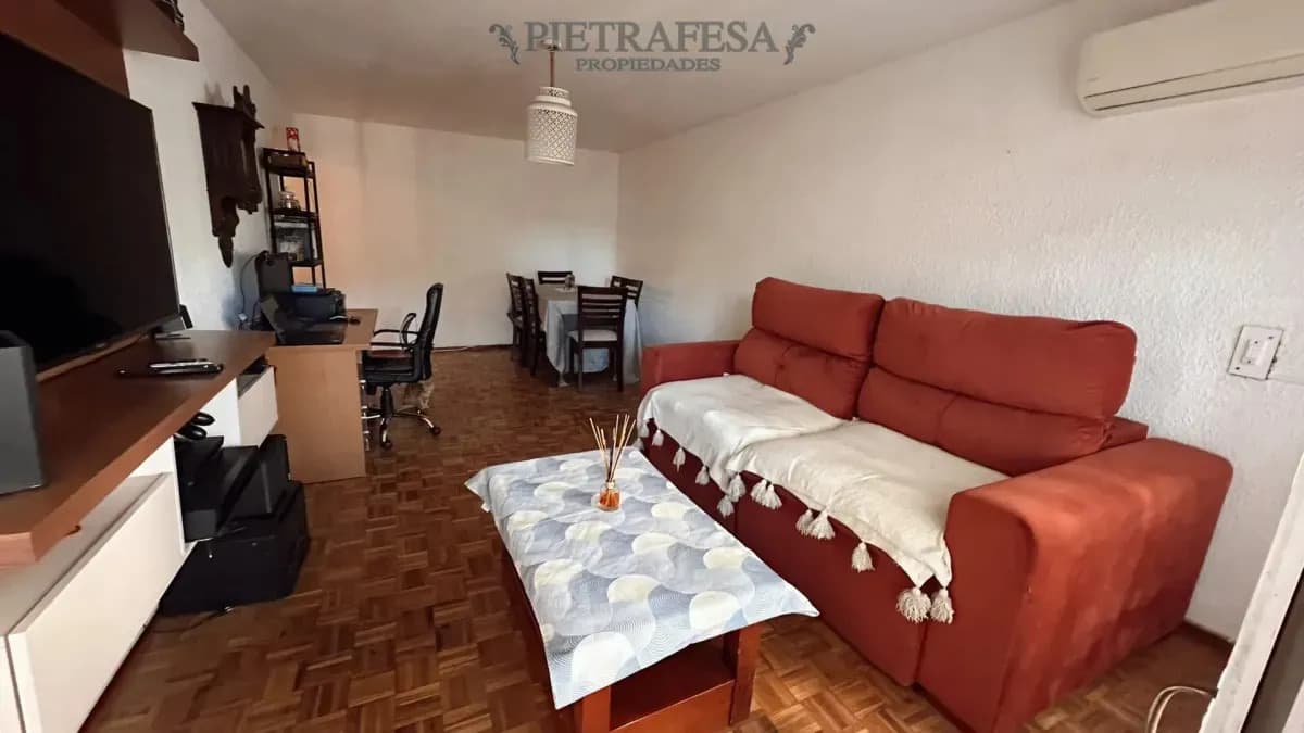 Apartamento En Alquiler, 3 Dormitorios, 2 Baños, Balcón, Cochera. Pocitos.