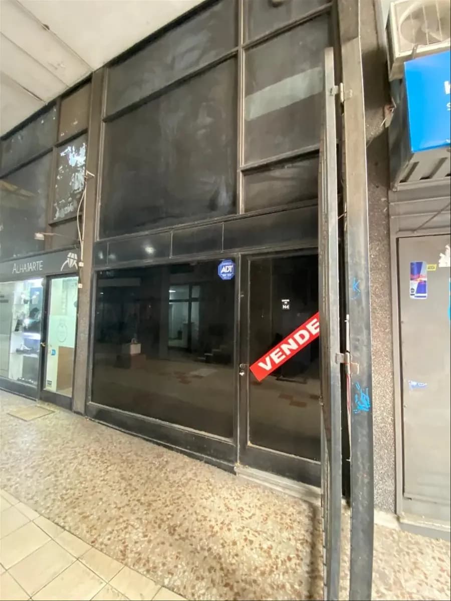 Venta De Local Comercial En Galería A Pasos De 18 De Julio — foto 1